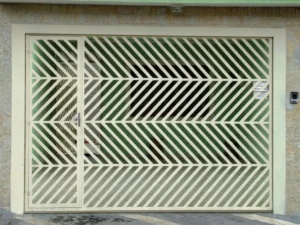 Portão de Aço Tubular Espinha de Peixe Bege
