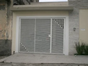 Portão de Aço Tubular Frisos Horizontais com Grafismo Quadriculado