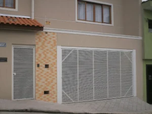 Portão de Aço Tubular Frisos com Detalhe Triangular