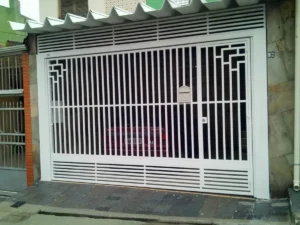 Portão de Aço Tubular Grade Vertical com Frisos e Grafismo
