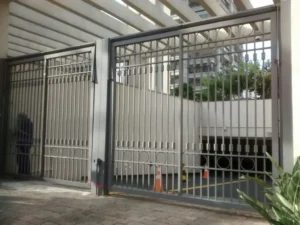 Portão para Empresa Deslizante com Detalhes Circulares