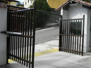 Portão para Empresa Pivotante em Ferro Marrom
