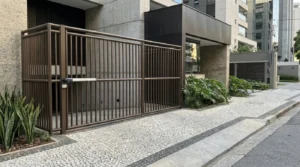 Portão comercial ambientado